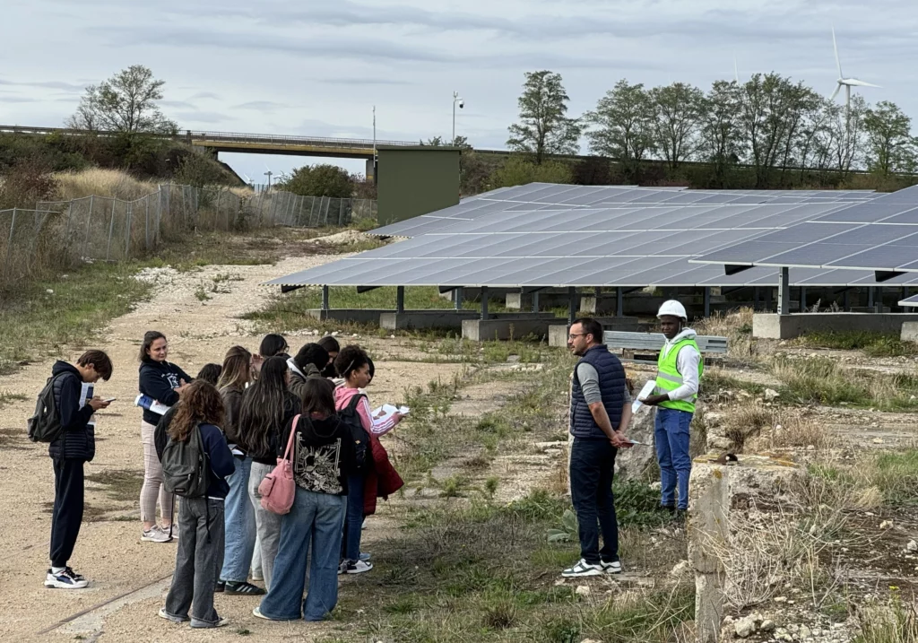 Élèves du lycée Duhamel du Monceau en visite sur la centrale solaire de Pithiviers