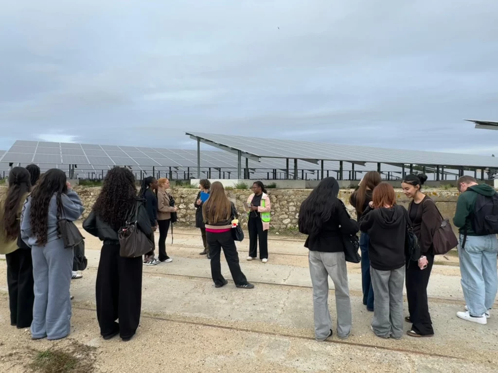 Élèves du lycée Duhamel du Monceau en visite sur la centrale solaire de Pithiviers